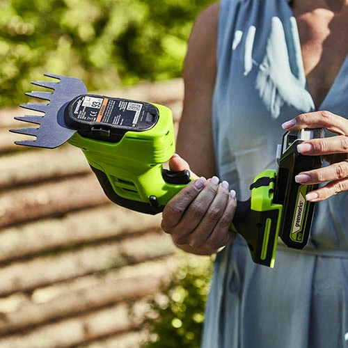 24v Grass Shrub/Shear Including Battery & Charger 2 24v Grass Shrub/Shear Including Battery & Charger - Image 2